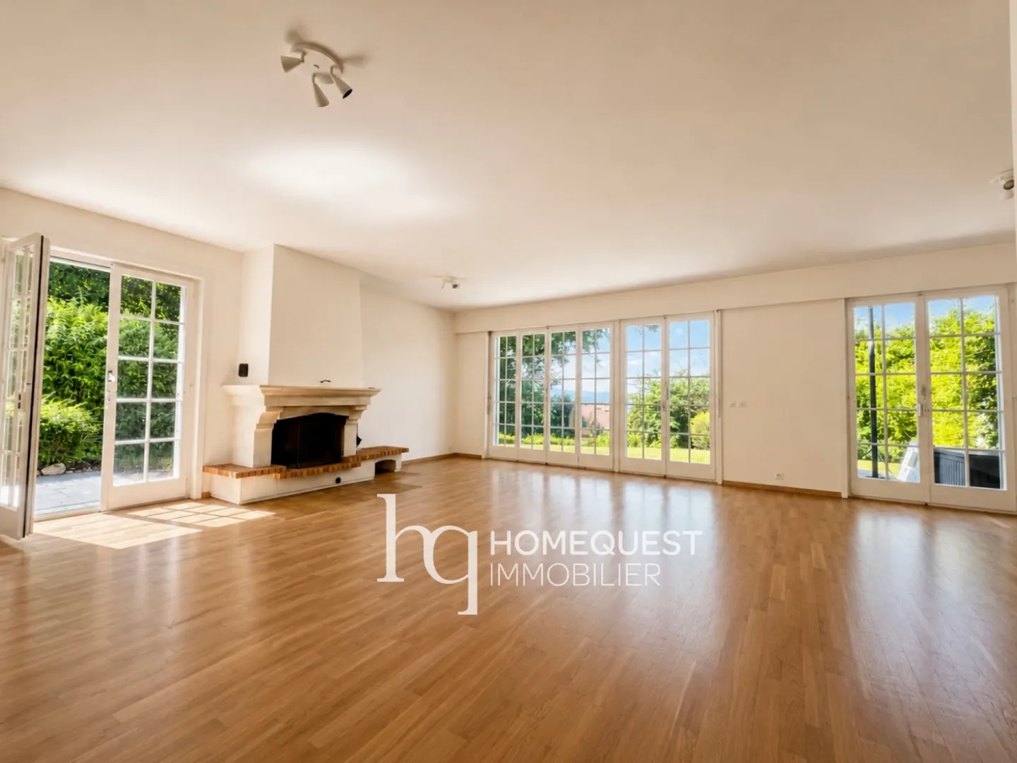 Elegant Semi-Detached Villa - Photo 5 of 12