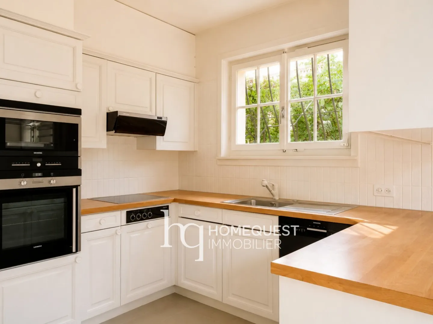 Elegant Semi-Detached Villa - Photo 6 of 12