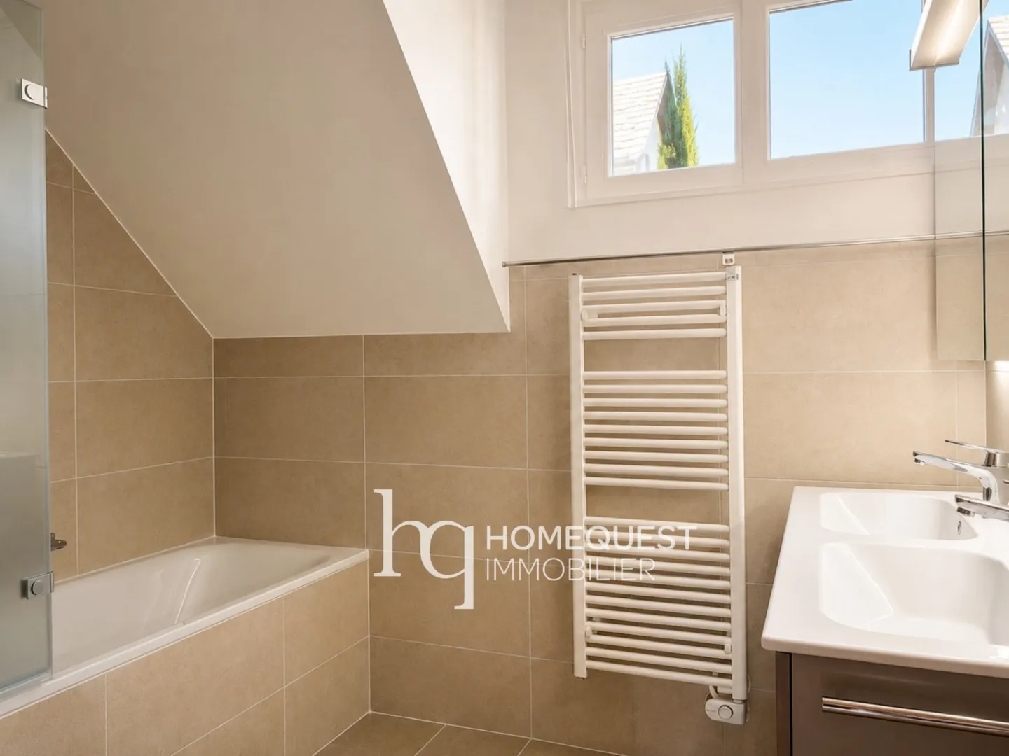 Elegant Semi-Detached Villa - Photo 7 of 12