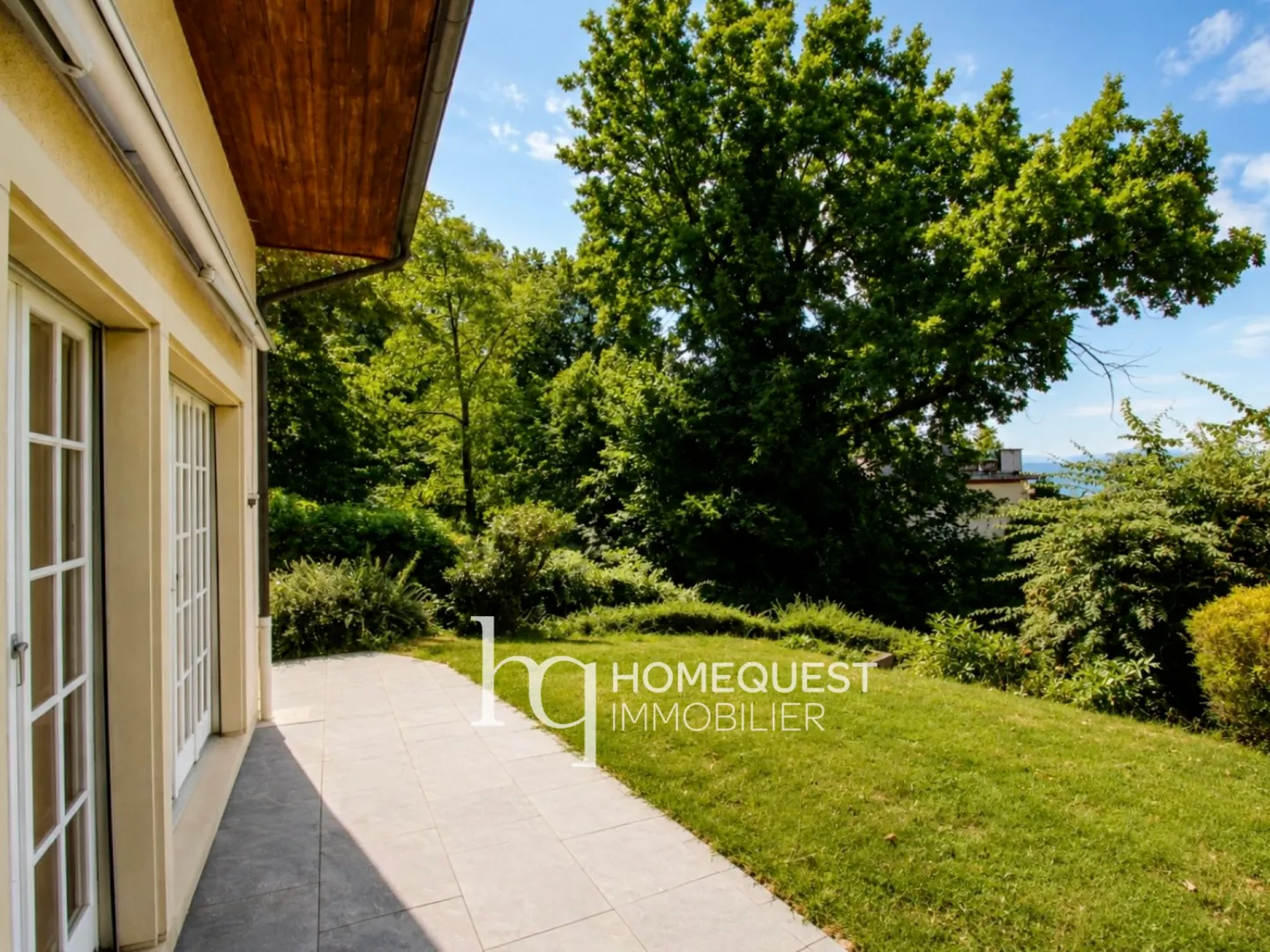 Elegant Semi-Detached Villa - Photo 11 of 12