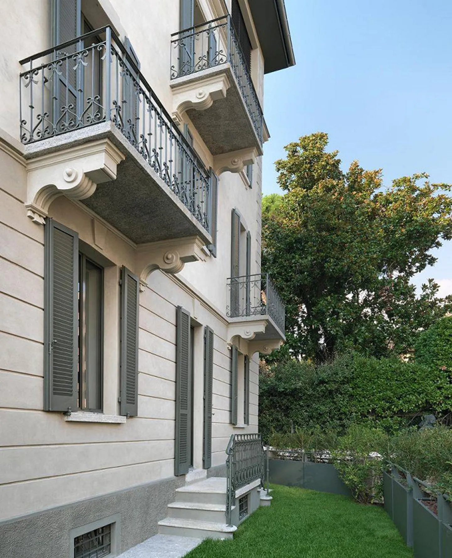 Elegant apartment with garden in historic villa - Photo 1 of 16
