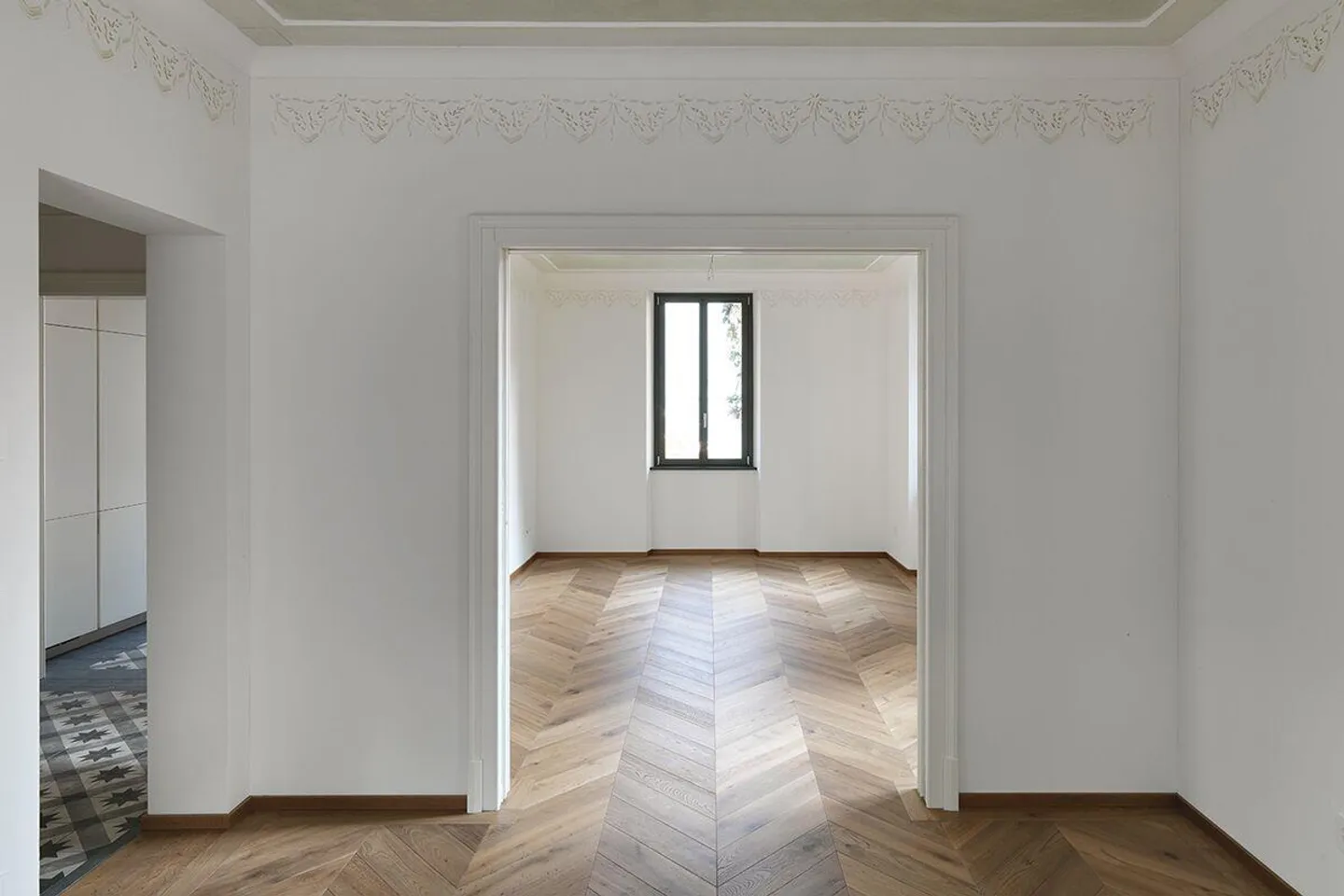 Elegant apartment with garden in historic villa - Photo 2 of 16