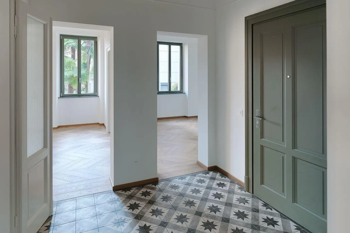 Elegant apartment with garden in historic villa - Photo 4 of 16