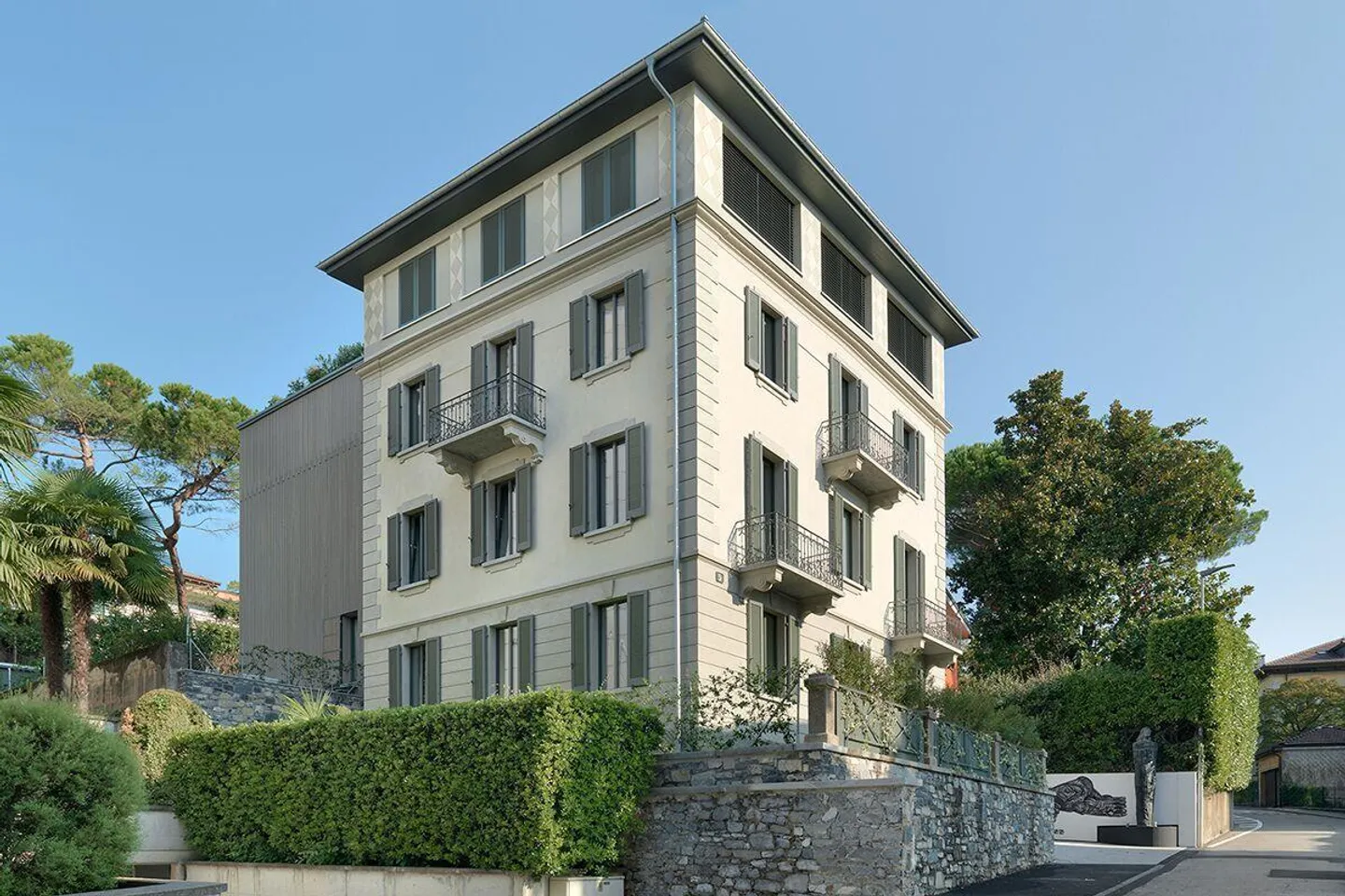 Elegant apartment with garden in historic villa - Photo 9 of 16