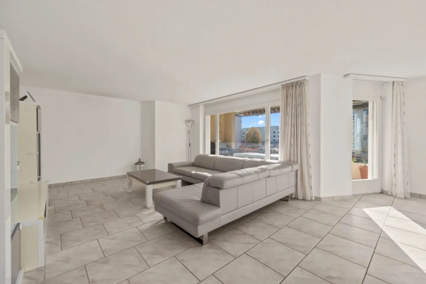 Bright 5.5-room apartment with large balcony in Böttstein for sale - Photo 4 of 13