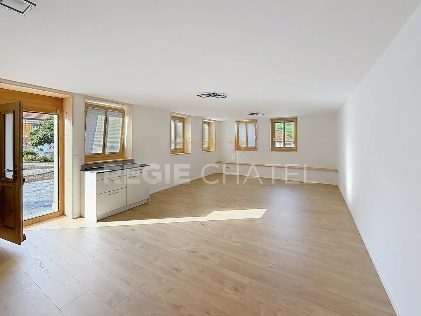 Charming 2.5-room apartment in the heart of the village - Photo 3 of 7