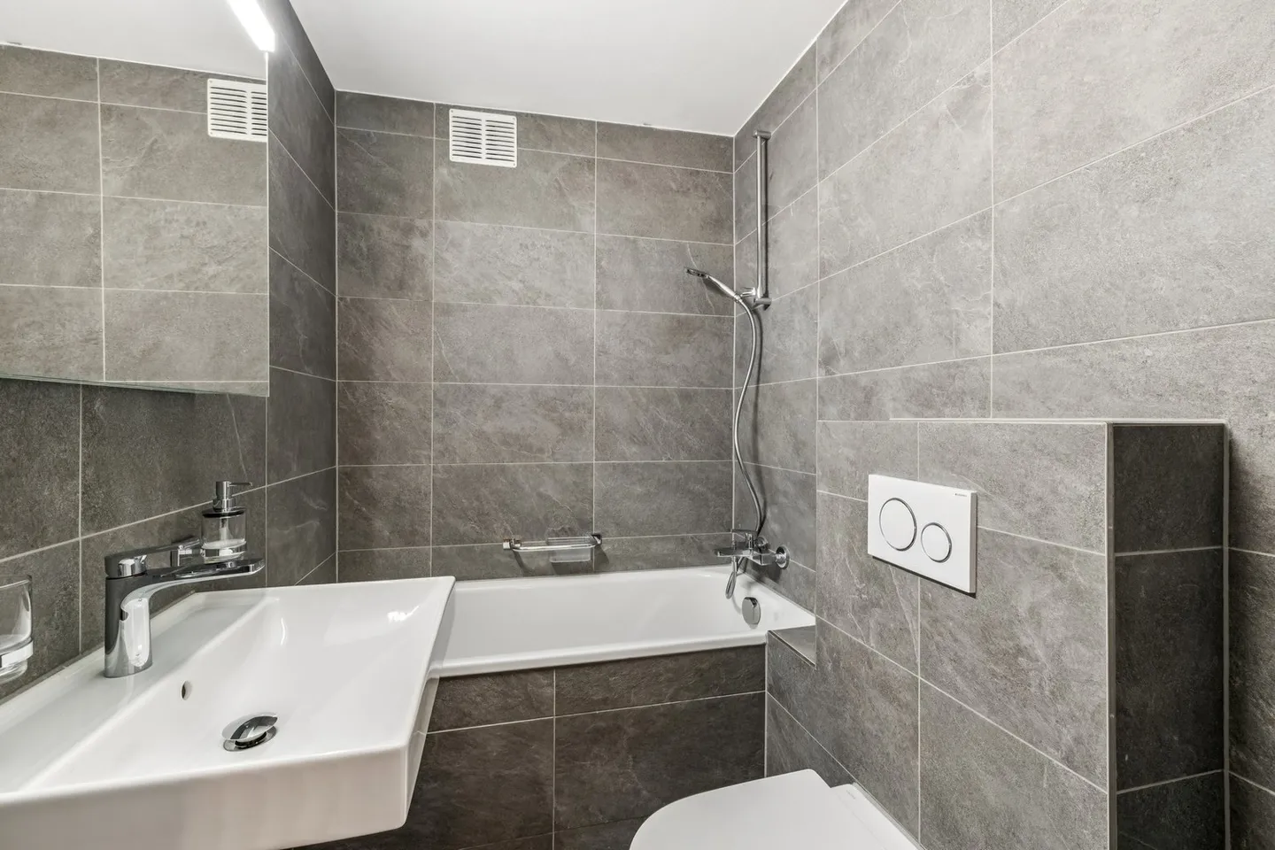 Bellissimo appartamento ristrutturato di 3,5 stanze pronto per essere abitato! - Foto 9 di 12