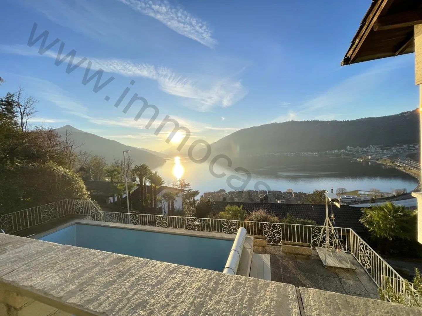 Villa with beautiful lake view in Bissone - Photo 1 of 12