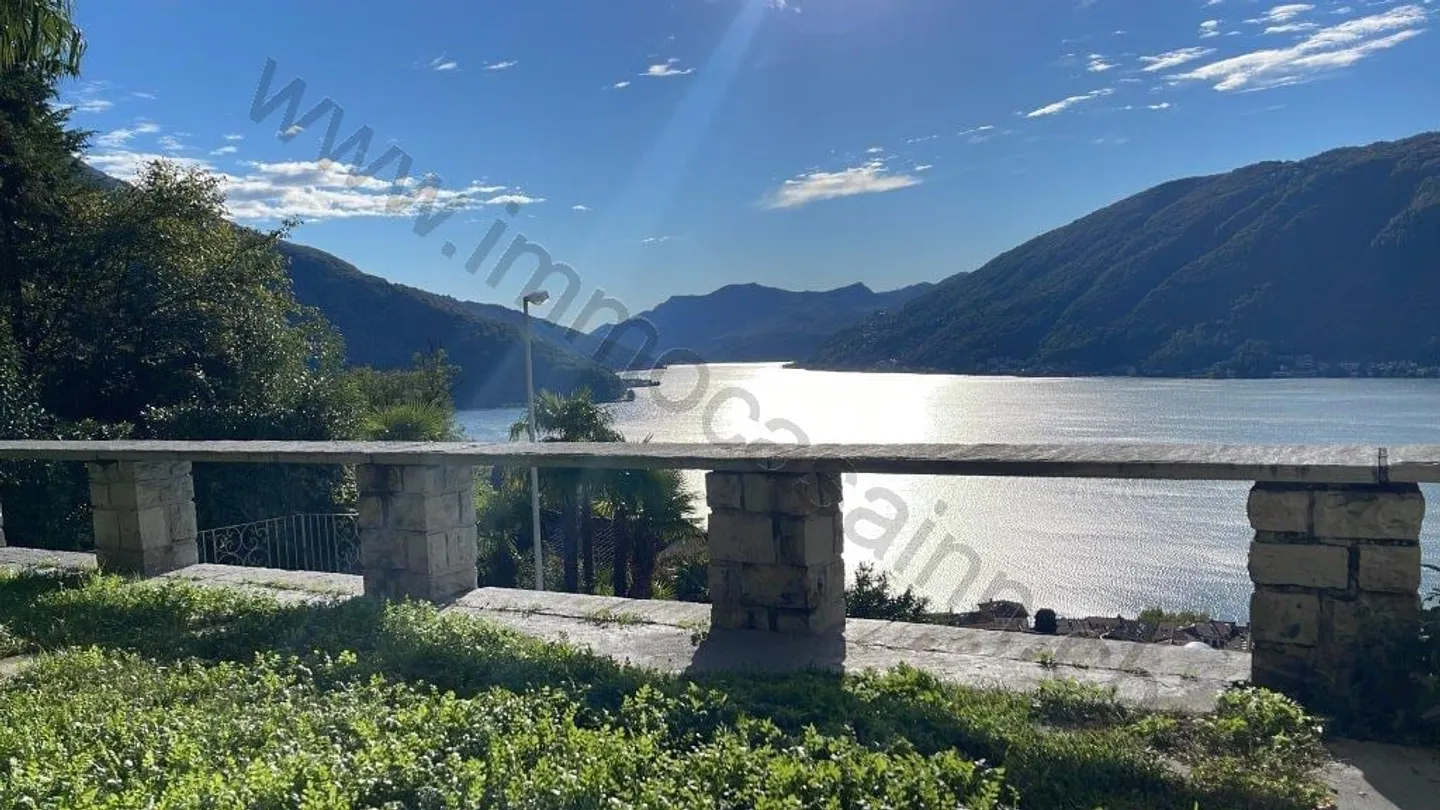 Villa with beautiful lake view in Bissone - Photo 2 of 12
