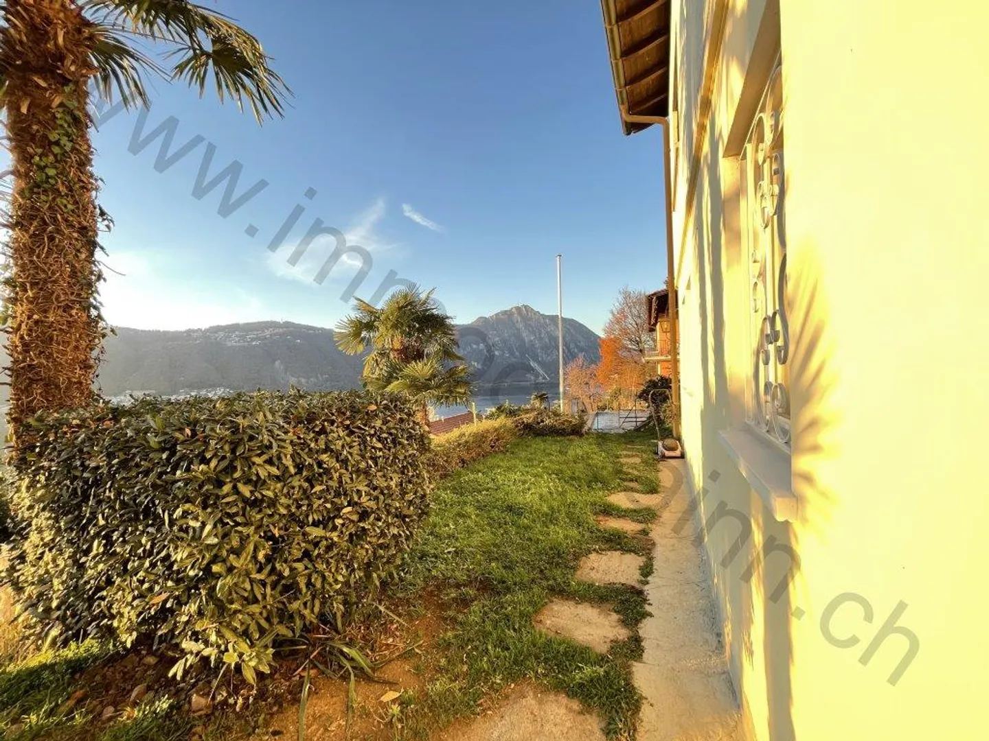 Villa with beautiful lake view in Bissone - Photo 9 of 12