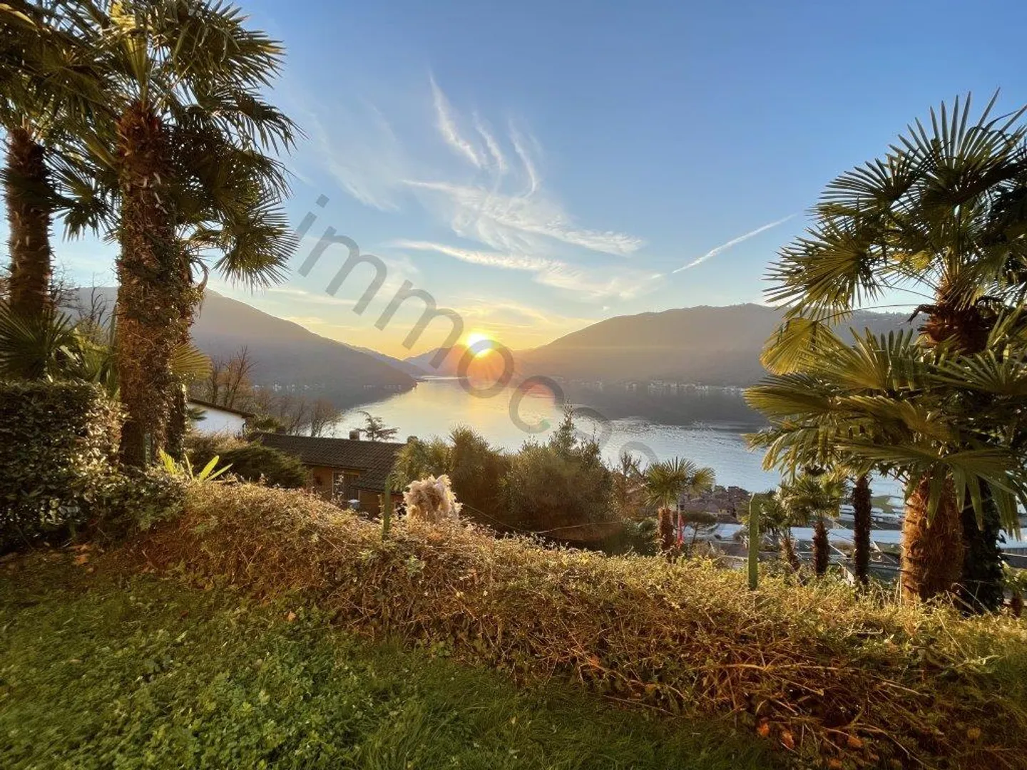 Villa with beautiful lake view in Bissone - Photo 10 of 12