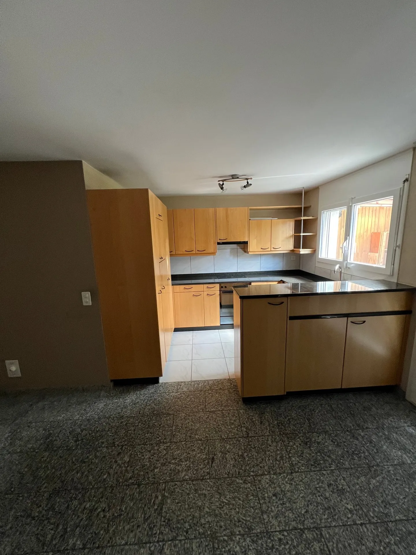 Charmante maison semi-détachée de 5,5 pièces avec jardin et vue à Stettlen - Photo 3 sur 8