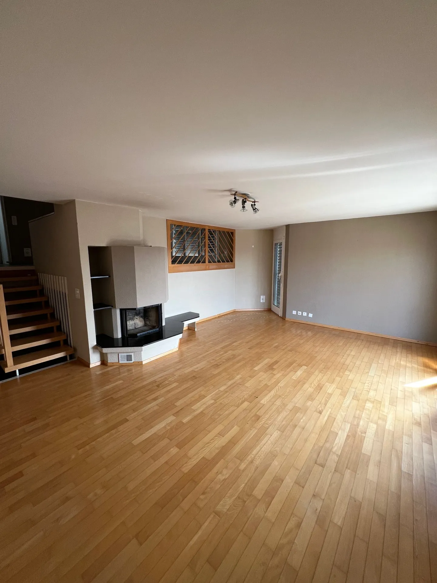 Charmante maison semi-détachée de 5,5 pièces avec jardin et vue à Stettlen - Photo 4 sur 8