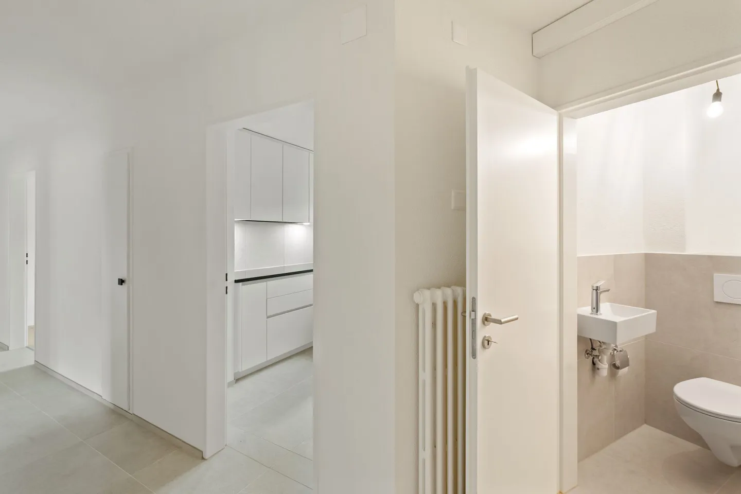 Central & Renovated: 4.5-Room Apartment in Top Condition - Photo 5 of 16