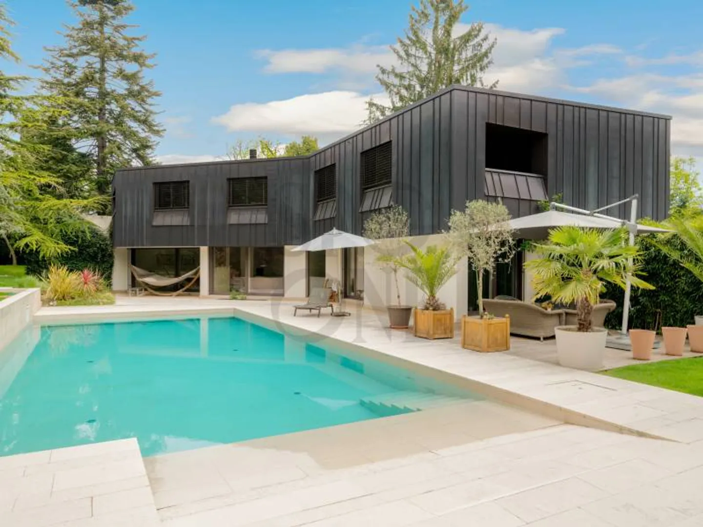 Eine contemporary Villa im Herzen von Conches - Foto 1 von 11