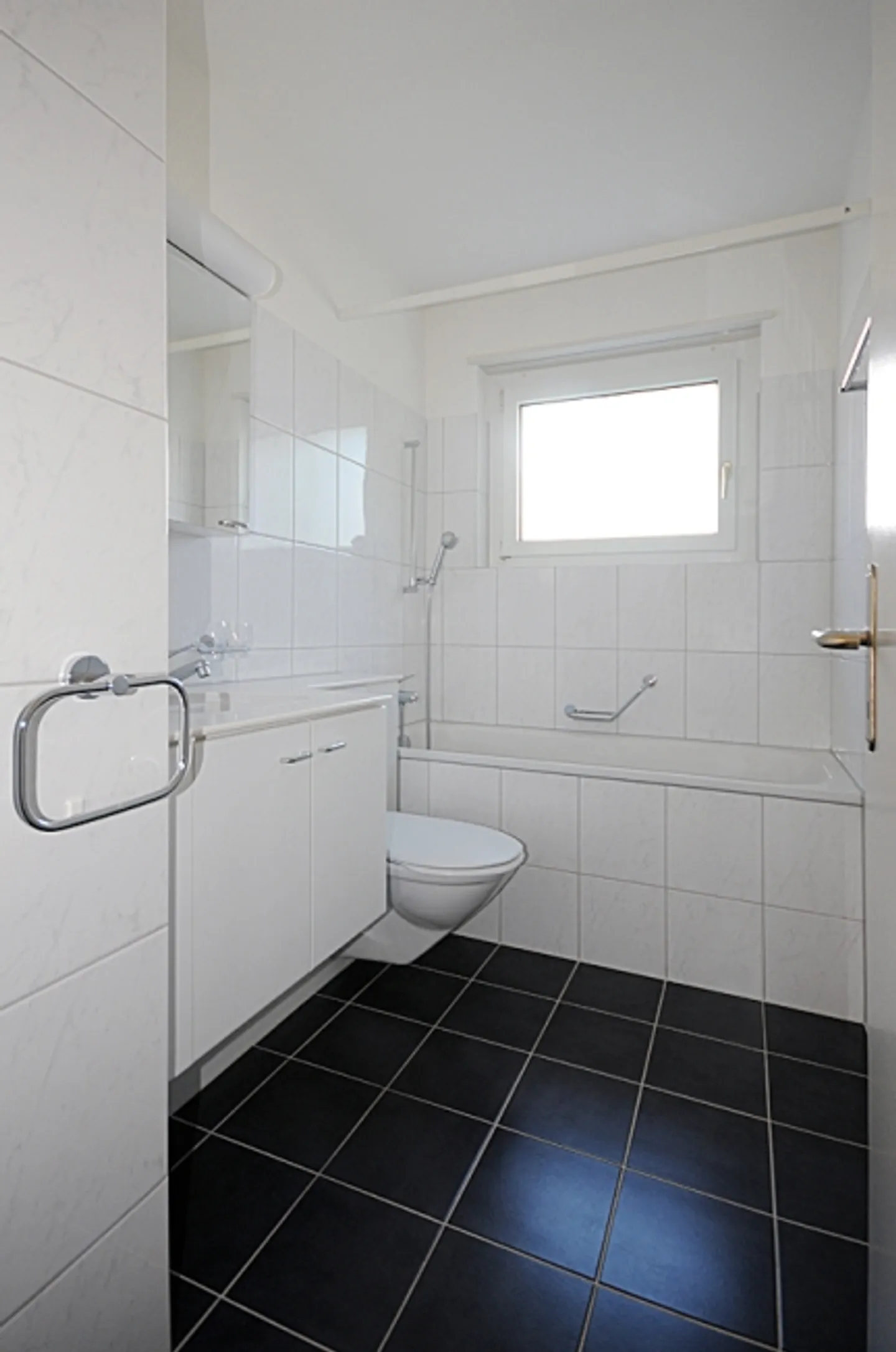 Quiet Living in the Green "Rent without Deposit" - Photo 4 of 9