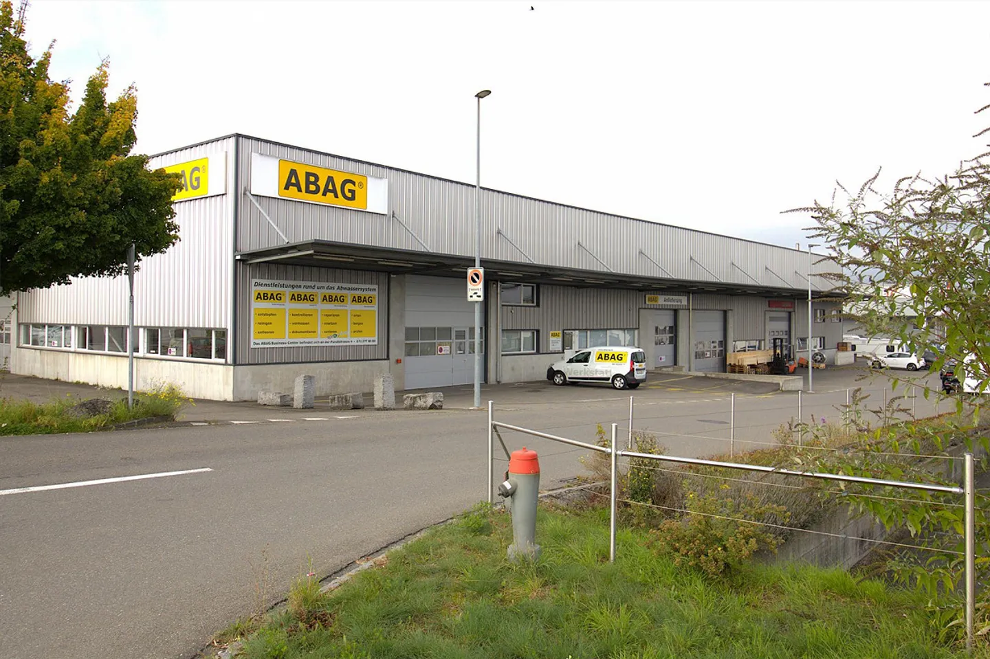 Ampia hall commerciale con tutto ciò di cui hai bisogno - Foto 2 di 7