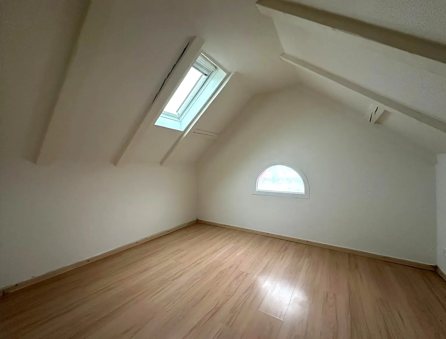 Charmante 2.5-Zimmer-Wohnung im Dachgeschoss in Romanshorn – ab Dezember 2026 verfügbar - Foto 2 von 8