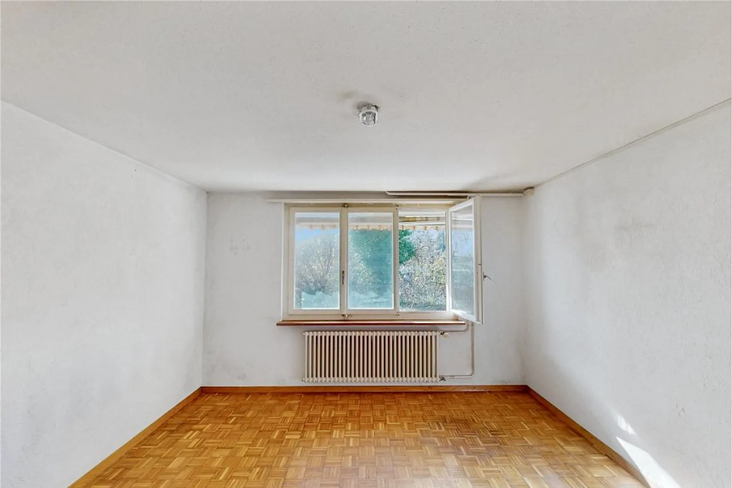 Renovationsobjekt mit Potenzial  5.5-Zimmer-Einfamilienhaus mit schöner Aussicht, bei den Reben - Foto 8 von 13