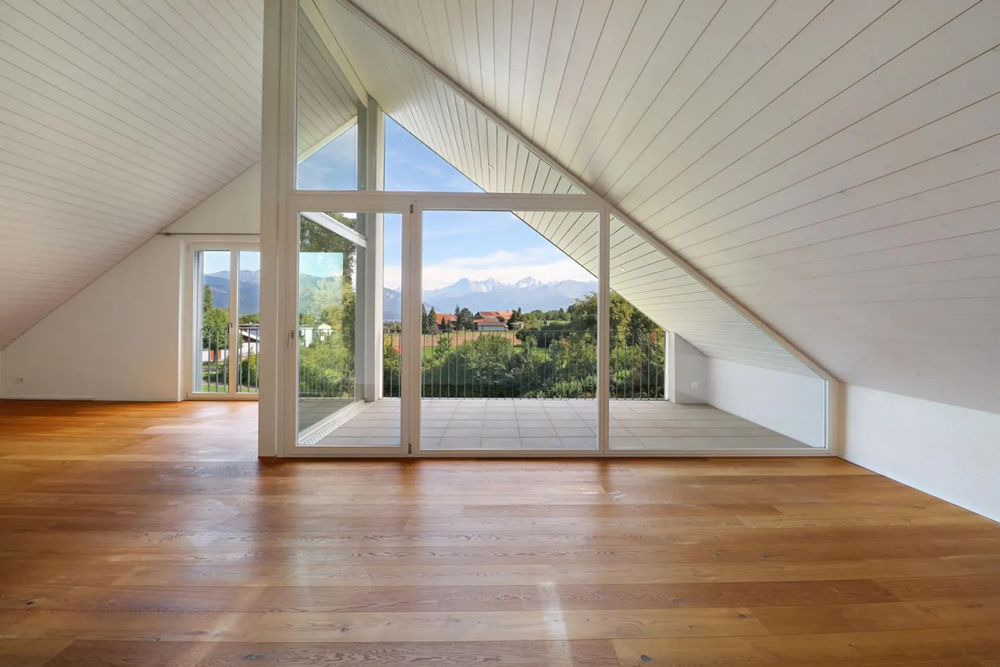 Beautiful 3.5-room penthouse with mountain view and lift - Photo 2 of 21