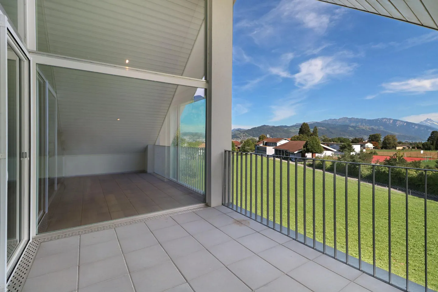 Beautiful 3.5-room penthouse with mountain view and lift - Photo 3 of 21