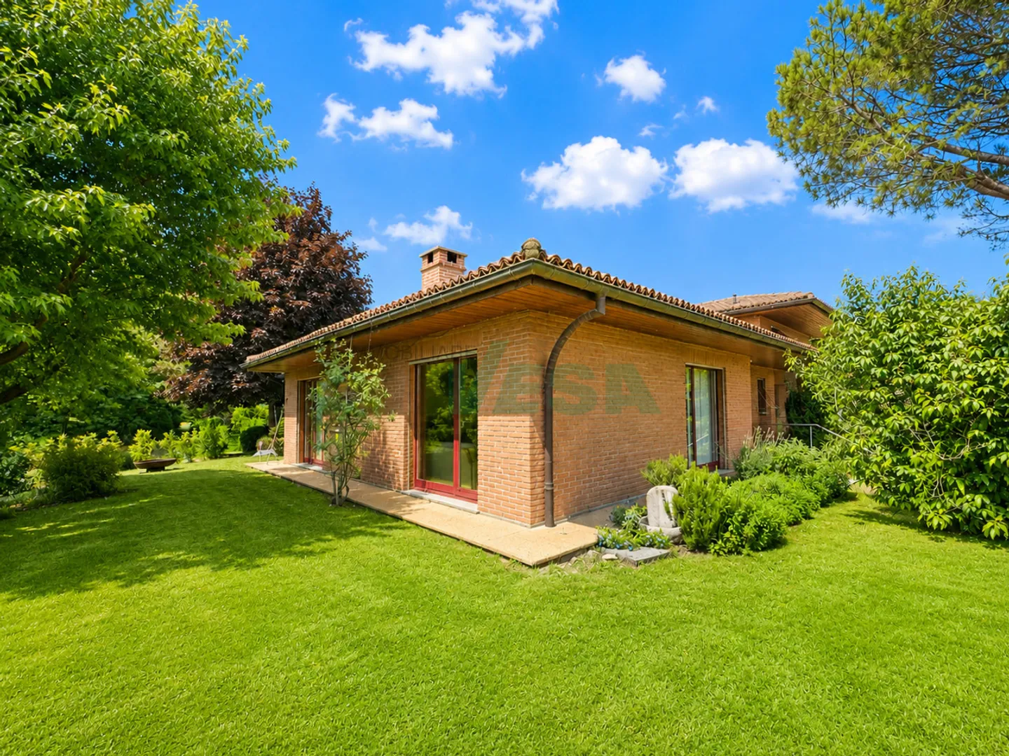 Elegante Villa mit separater 2-Zimmer-Wohnung und großem, ebenem Garten - Foto 15 von 17