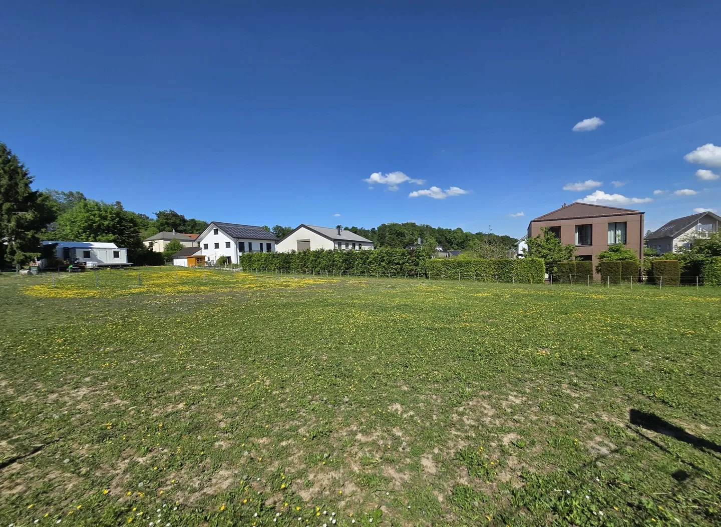 Preferably located building land (1,664m²), perfectly suitable for single-family, two-family, row, or multi-family houses - Photo 3 of 4