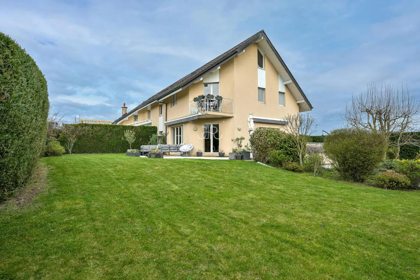 Casa bifamiliare in posizione tranquilla a Terre Sainte - Foto 1 di 13