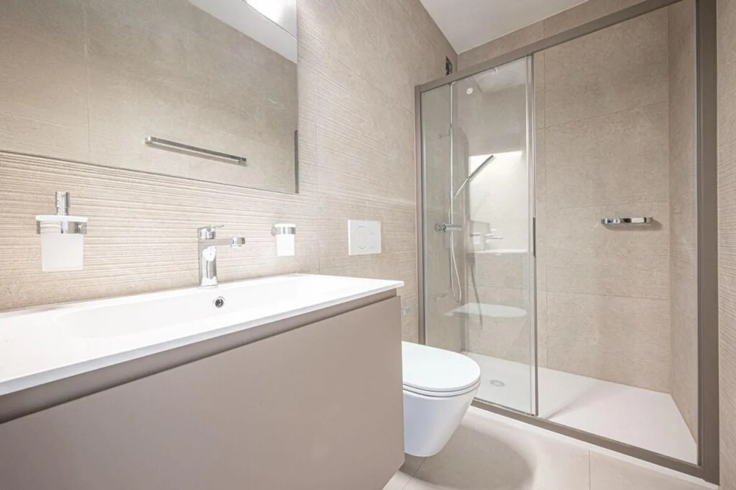 Elegant, renovated 3.5-room apartment with terrace and garden - Photo 2 of 9