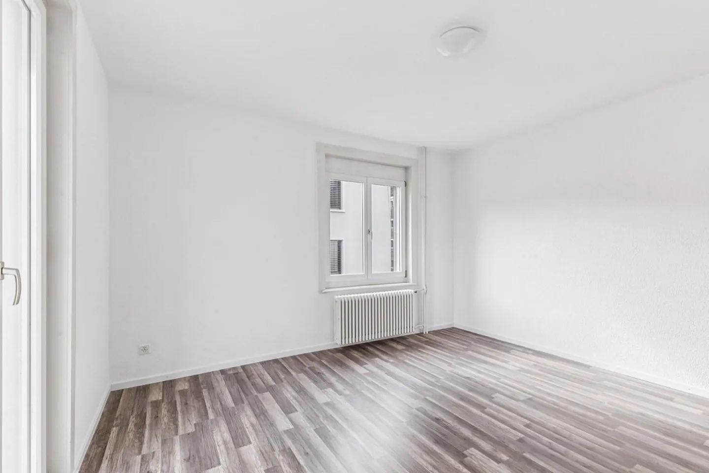 Appartamento 3 locali recentemente ristrutturato con balcone al 1° piano 8052 Zurigo - Foto 3 di 10