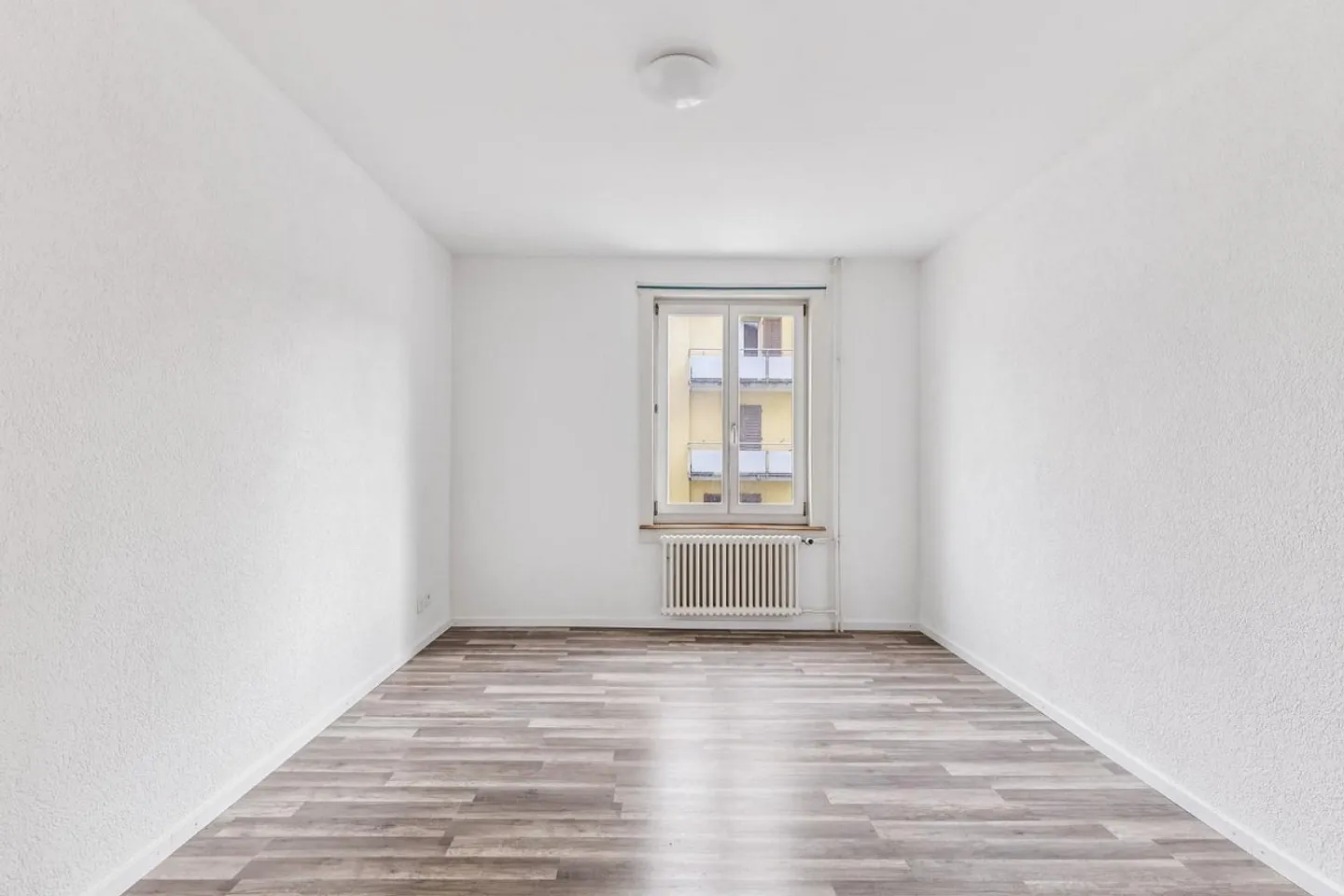 Appartamento 3 locali recentemente ristrutturato con balcone al 1° piano 8052 Zurigo - Foto 4 di 10