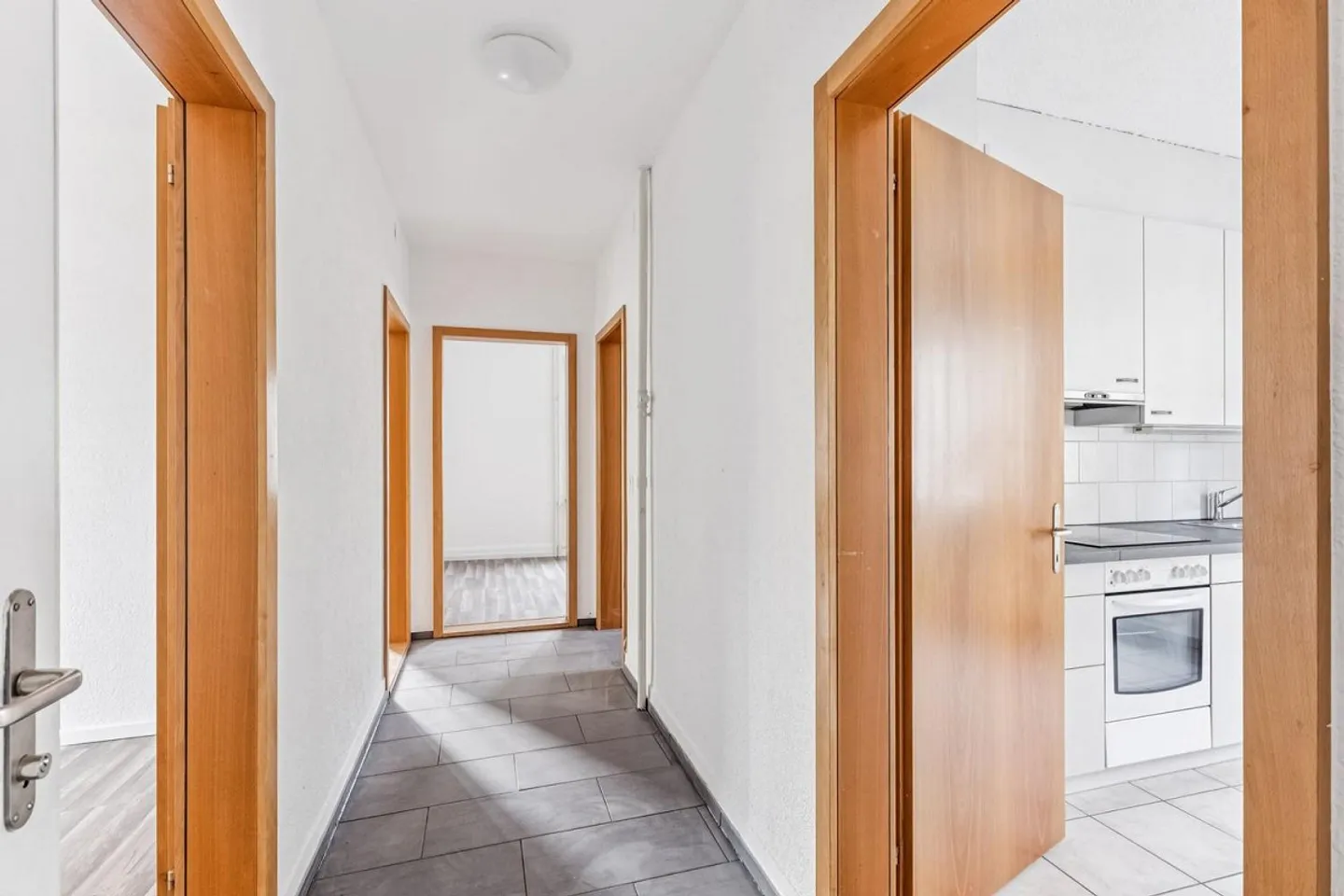 Appartamento 3 locali recentemente ristrutturato con balcone al 1° piano 8052 Zurigo - Foto 8 di 10