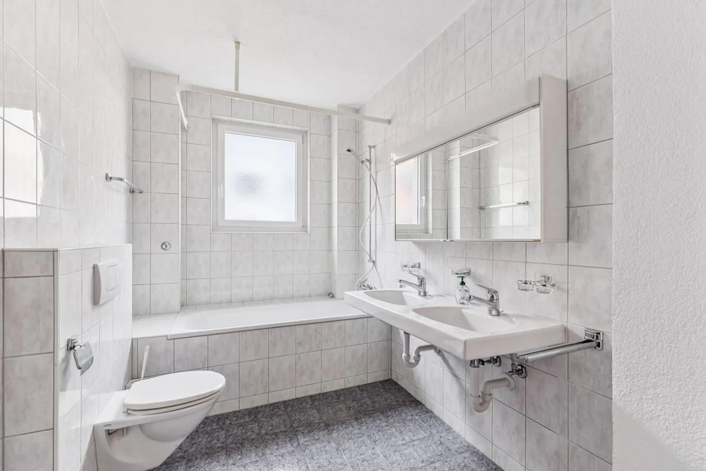 Appartamento 3 locali recentemente ristrutturato con balcone al 1° piano 8052 Zurigo - Foto 9 di 10