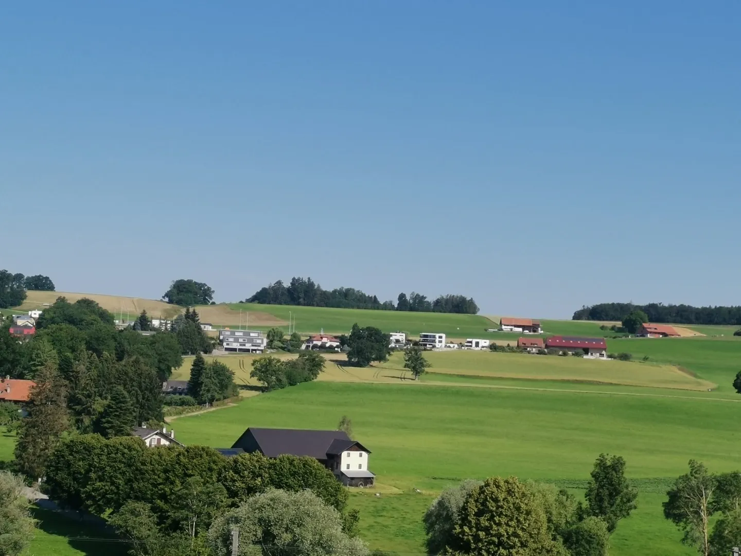 2.5 Room Bright Apartment - Ideal Location in Romont - Photo 2 of 9