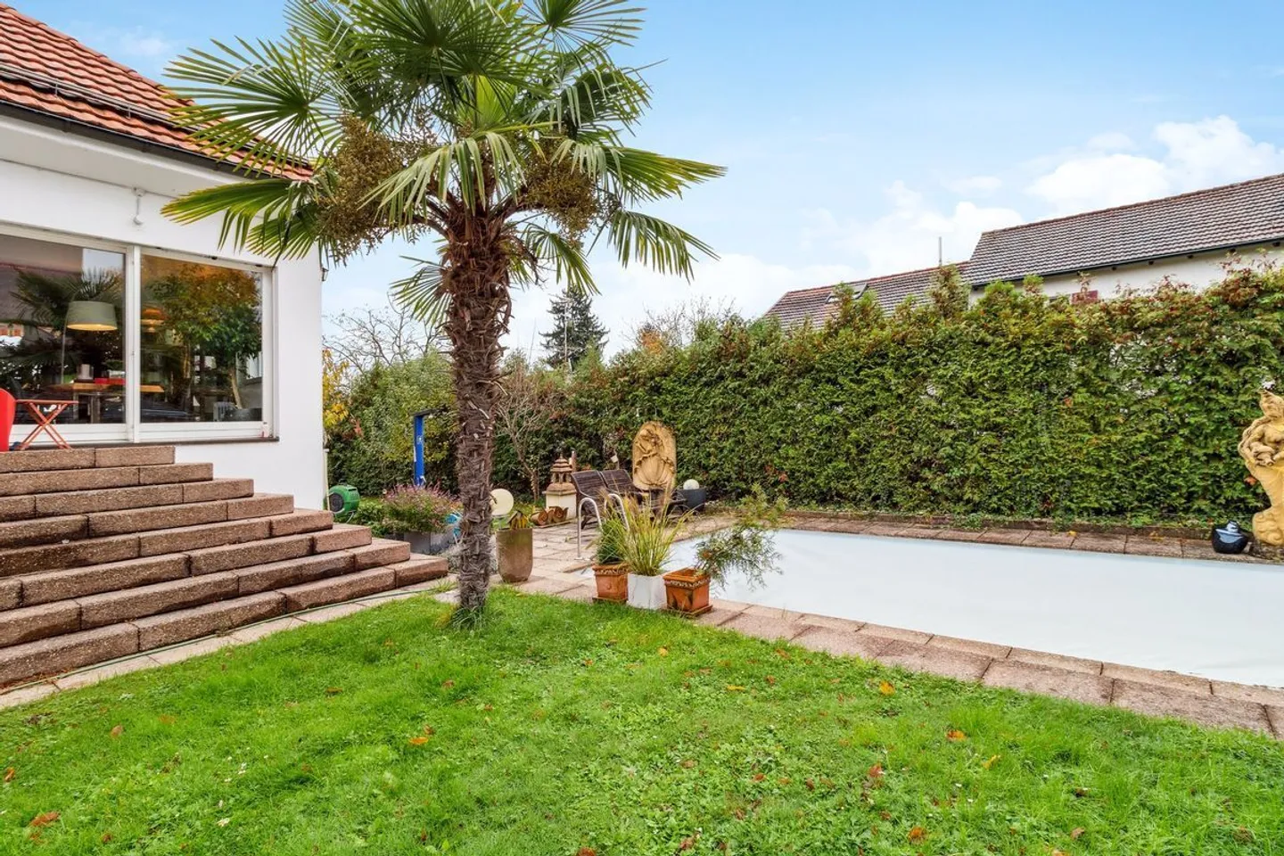EDEL MÖBLIERTES EINFAMILIENHAUS, MIT GROSSEM GARTEN UND POOL  - Foto 1 von 13
