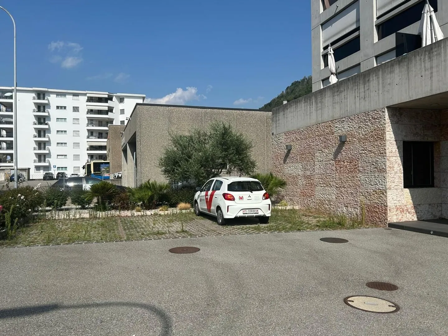 Espace commercial spacieux dans une zone stratégique avec 7 places de parking - Photo 8 sur 9