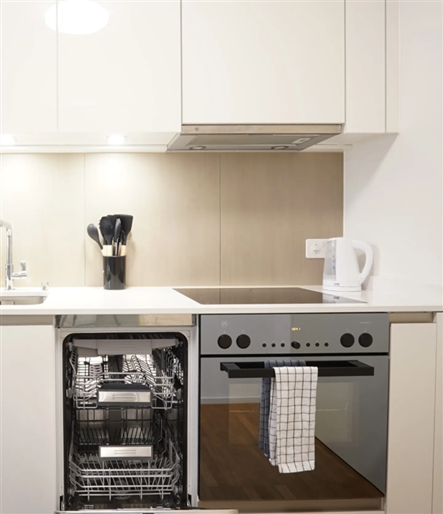 STUDIO IN ZURICH - DISTRICT 4, FURNISHED, TEMPORARY - Photo 3 of 5