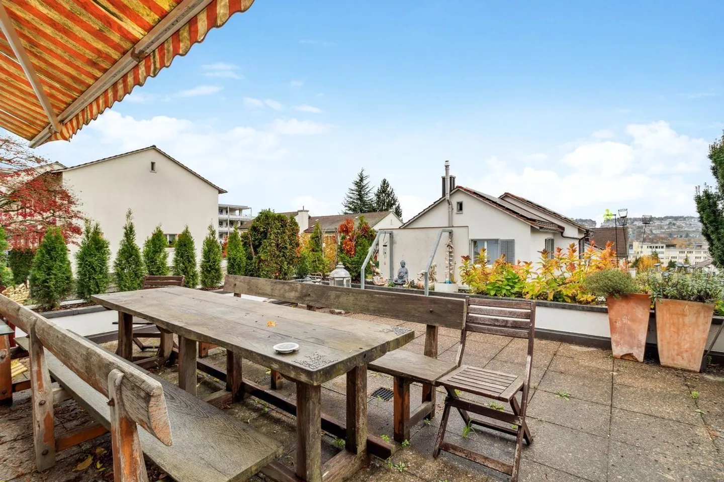 EDEL MÖBLIERTES EINFAMILIENHAUS, MIT GROSSEM GARTEN UND POOL  - Foto 11 von 13