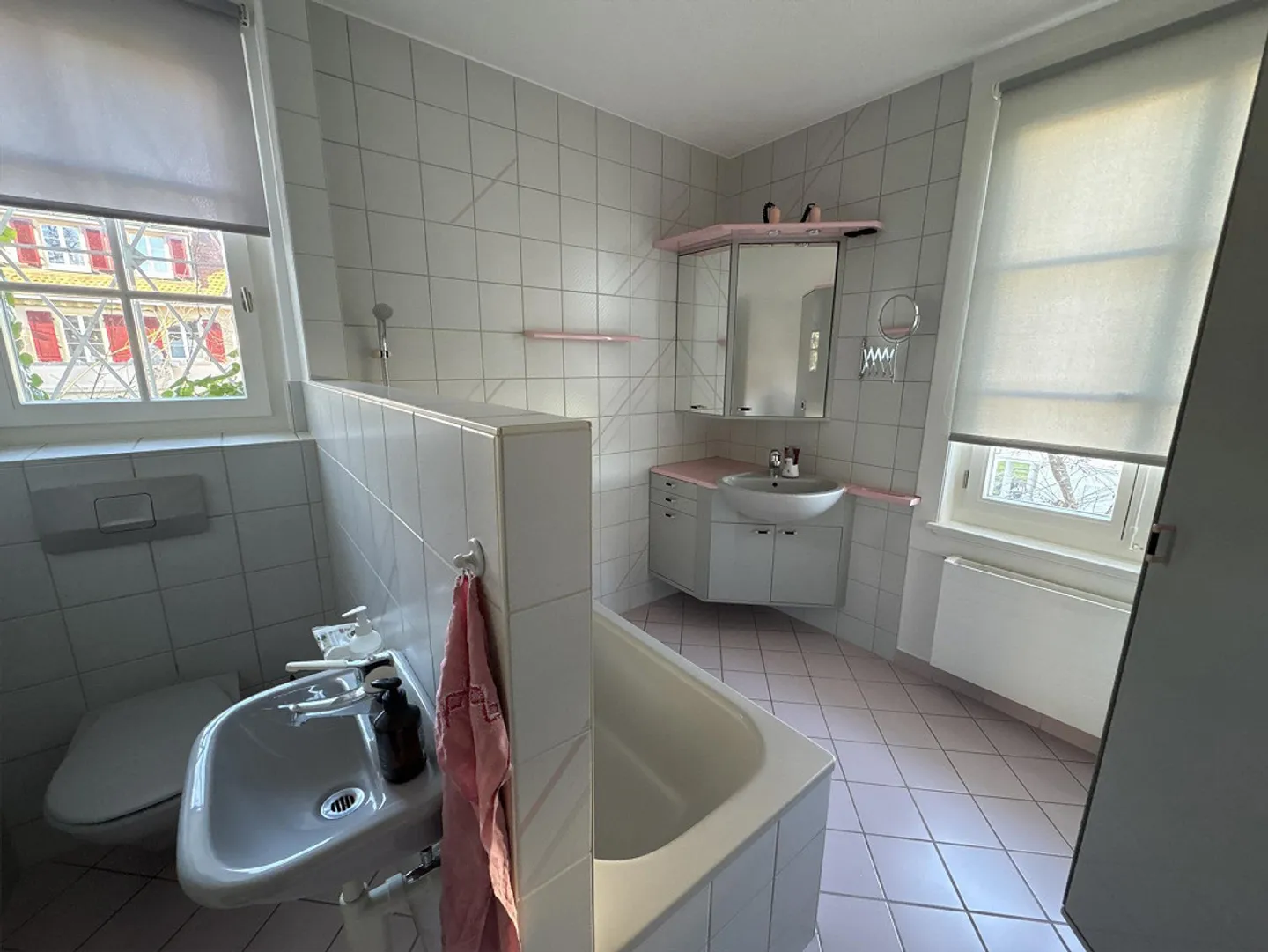 Maison individuelle de 6½ pièces avec piscine dans un emplacement calme à Wabern - Photo 8 sur 27