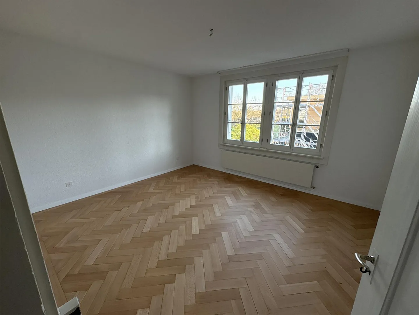 Maison individuelle de 6½ pièces avec piscine dans un emplacement calme à Wabern - Photo 9 sur 27