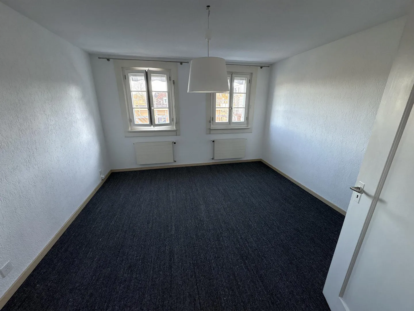 Maison individuelle de 6½ pièces avec piscine dans un emplacement calme à Wabern - Photo 15 sur 27