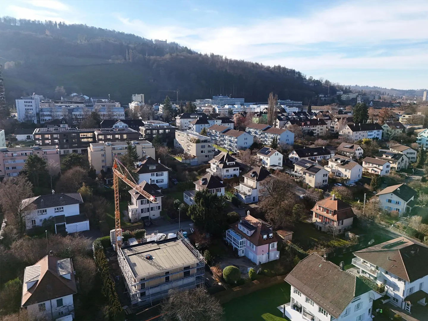 Maison individuelle de 6½ pièces avec piscine dans un emplacement calme à Wabern - Photo 2 sur 27