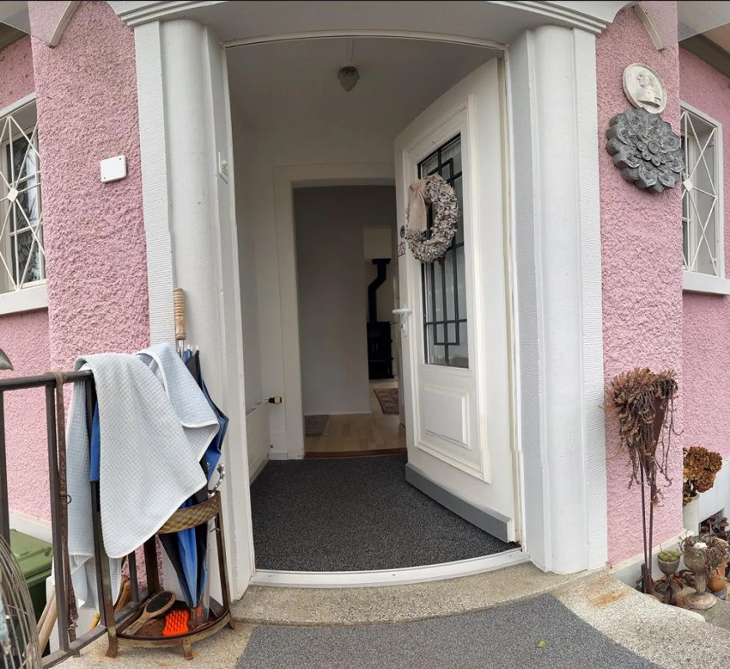 Maison individuelle de 6½ pièces avec piscine dans un emplacement calme à Wabern - Photo 3 sur 27