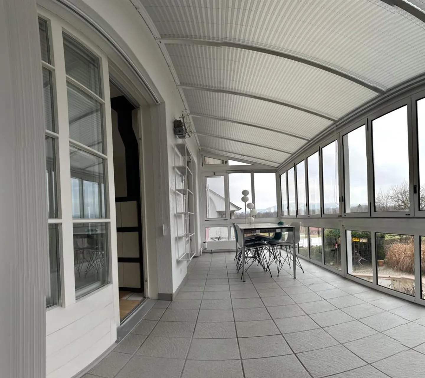 Maison individuelle de 6½ pièces avec piscine dans un emplacement calme à Wabern - Photo 6 sur 27