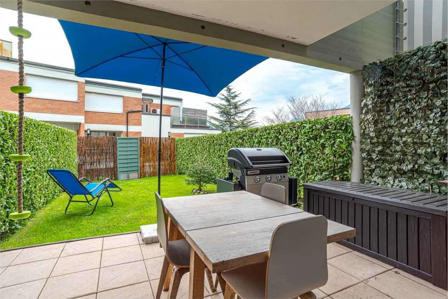 Dreistöckiges Haus mit teilweiser Seesicht und privatem Garten. - Foto 2 von 13