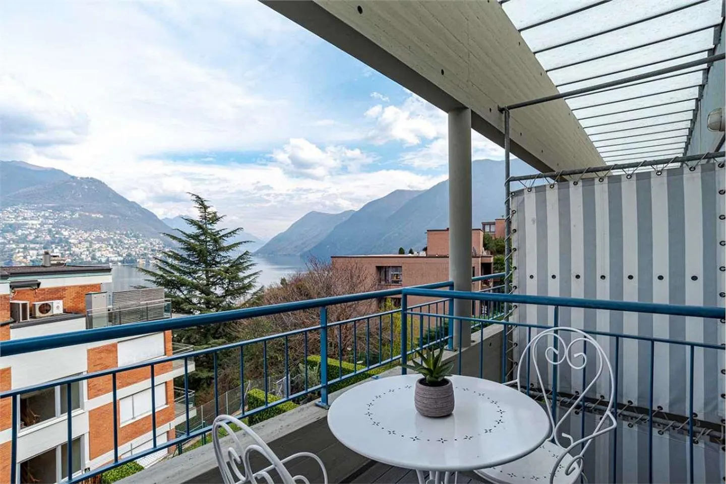 Dreistöckiges Haus mit teilweiser Seesicht und privatem Garten. - Foto 3 von 13