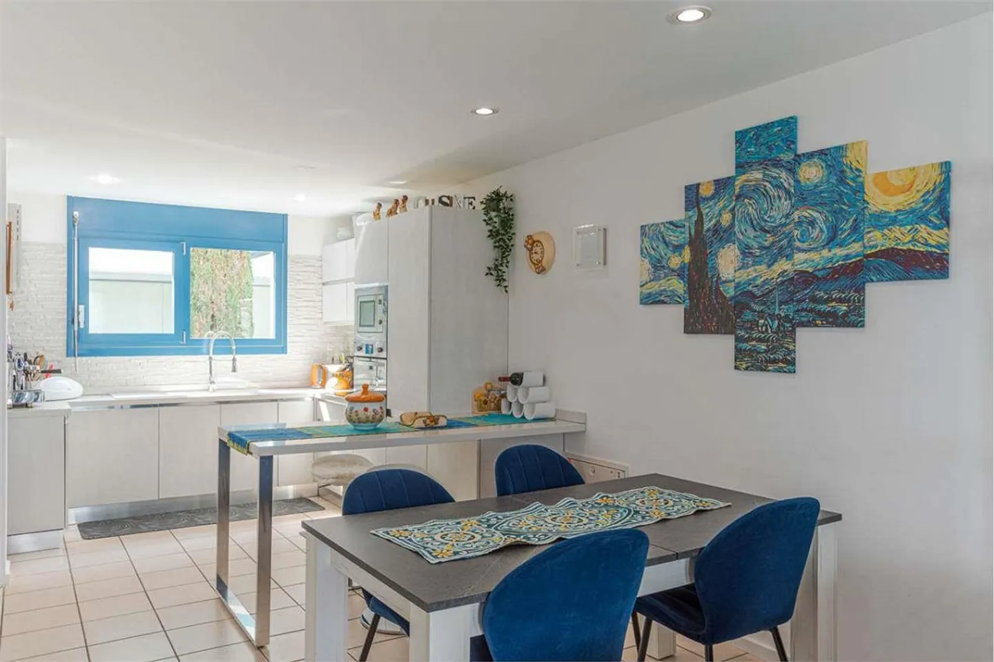 Dreistöckiges Haus mit teilweiser Seesicht und privatem Garten. - Foto 6 von 13