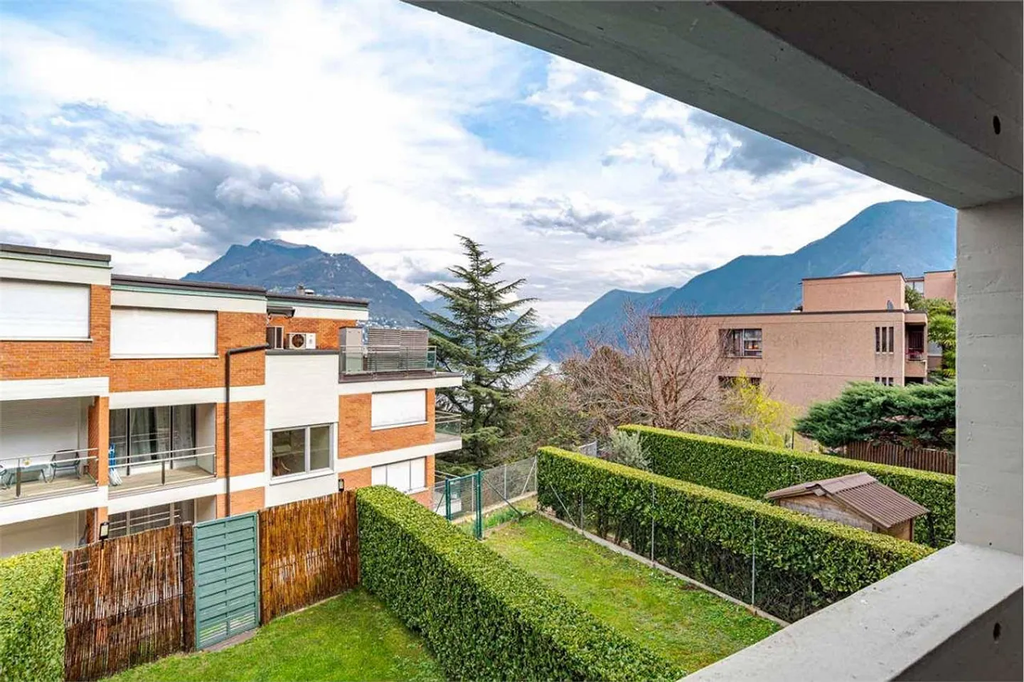 Dreistöckiges Haus mit teilweiser Seesicht und privatem Garten. - Foto 7 von 13