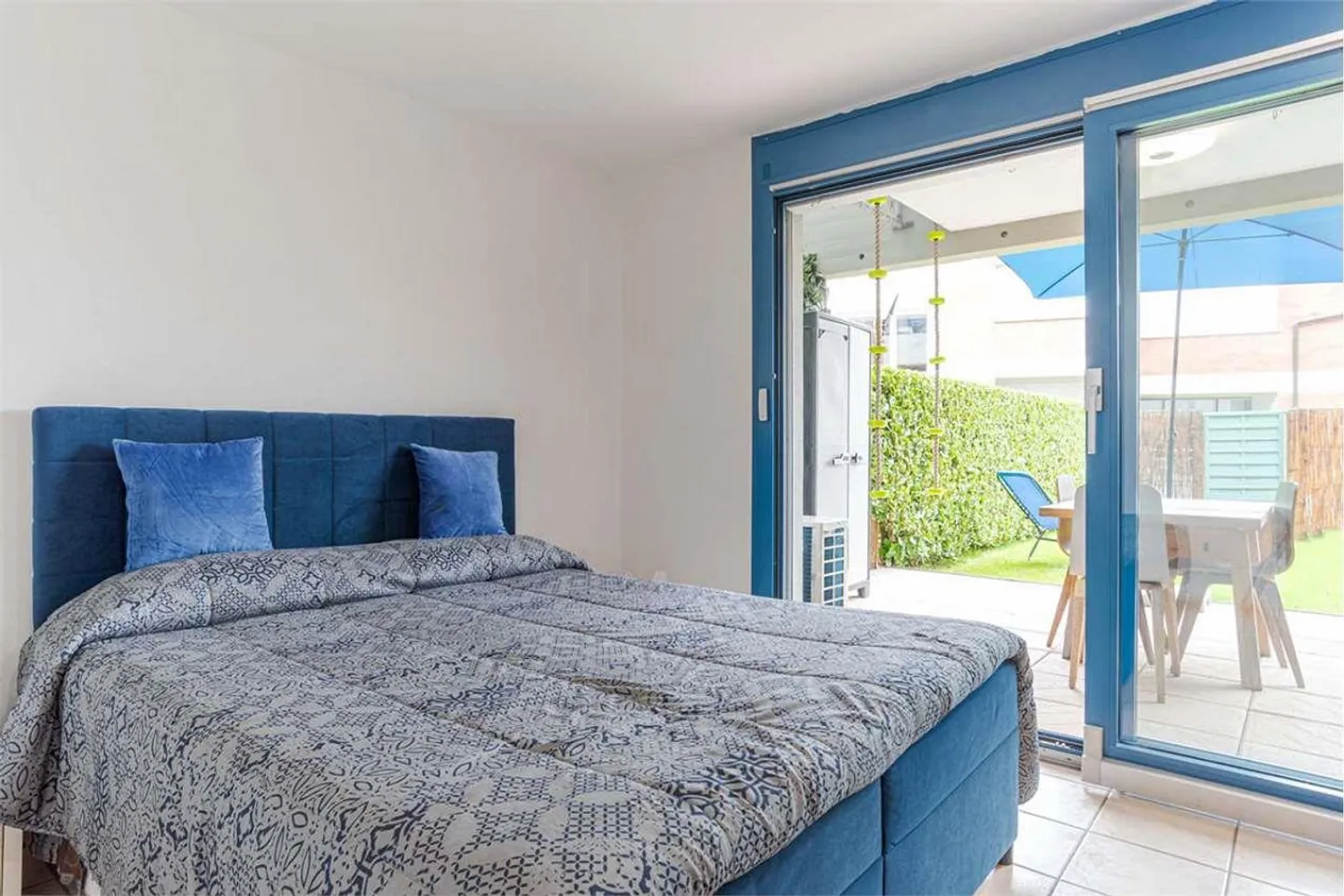 Dreistöckiges Haus mit teilweiser Seesicht und privatem Garten. - Foto 9 von 13