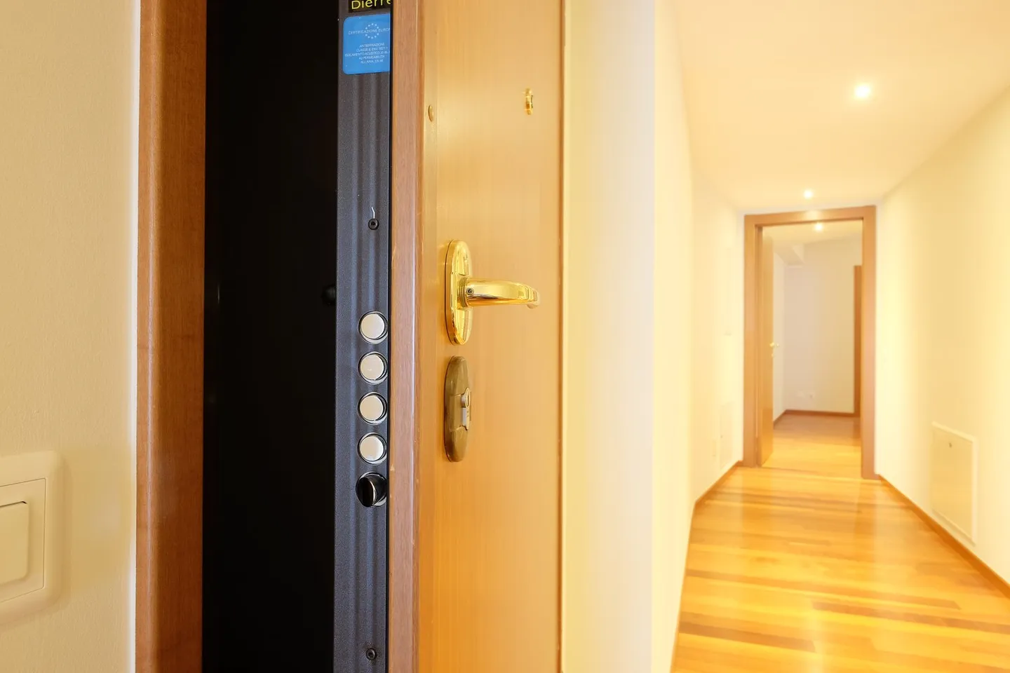 Appartement de location de haut standing, promenade de Lugano au 3ème étage - Photo 3 sur 24